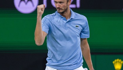 爱游戏官网-谁懂啊？梅总爆大冷淘汰了阿尔卡拉斯！|梅德维德夫|辛纳|卡洛斯·阿尔卡拉斯|扬尼克-辛纳|冠军_新浪体育_新浪新闻