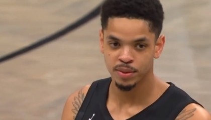 爱游戏下载-科比·怀特虚晃上篮被米诺特结结实实打到脸上 后者被吹一级恶意