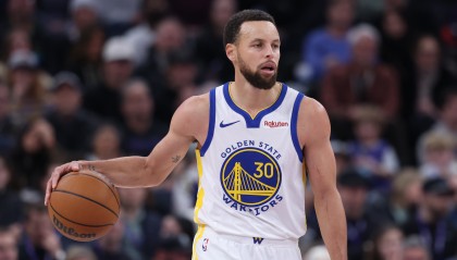 爱游戏体育-98K就位！梅尔顿一屁股卡住加兰回传 库里追身接球三分轰进